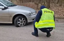 Pęcice. "Wyprzedzali się, zajeżdżali sobie drogę". Po zderzeniu dwa auta wpadły