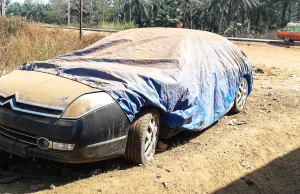 Porzucony Citroën C6 na przejściu granicznym Sierra Leone z Gwineą w Afryce