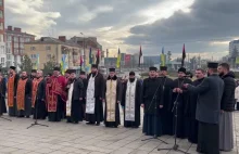 Ukraińscy duchowni śpiewają z okazji urodzin Bandery