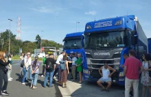 Strajk głodowy kierowców polskiej firmy w Niemczech. Niebieskie TIR-y stoją