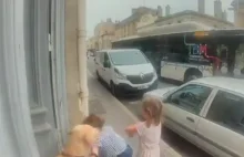 Francja. Napad na matkę z dzieckiem.