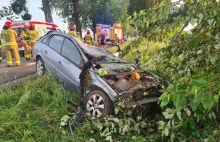 Kompletnie roztrzaskane auto. Czwóro nastolatków poszkodowanych