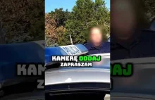 Policjant zabiera panu kamerę.