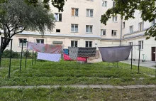 Suszenie prania na podwórku przed blokiem to przeszłość? Nie na osiedlu Szkolnym