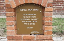 Kapliczka przed domem radnego PiS. A na niej napis: "Od masonów, komunistów, tęc