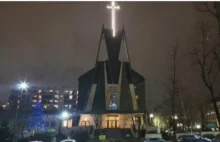 Mieszkaniec Warszawy skarży się na zbyt jasno świecący krzyż na kościele. .