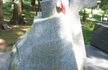 Z cmentarza w Lewaszowie zniknął pomnik represjonowanych Polaków