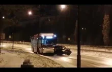 Ślizgający się autobus staranował trzy samochody