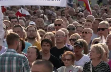 Ludzie śpiewają hymn na wiecu Tuska, pisowska bojówka zakłóca i buczy