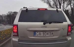 Niepewny kierowca SUV-a. "Nie wyrobił na skrzyżowaniu"