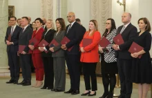Ministrowie dwutygodniowego rządu Morawieckiego wzięli pensje za trzy miesiące