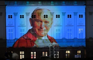 Miażdżący wynik sondażu. Polacy o wykorzystywaniu postaci Jana Pawła II