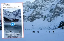 Turyści wchodzą na zamarznięte Morskie Oko, wśród nich dzieci. "Lodowy grób"