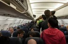 Boomerzy na lotnisku. 7 rytuałów seniorów irytujących pokolenie Z