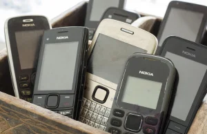 Pokolenie Z coraz częściej porzuca smartfony na rzecz "głupich telefonów"