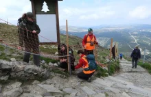 Śnieżka. Turyści rozdeptują alpejskie murawy. Powstają siatki chroniące