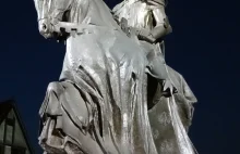Pilne. Ktoś oblał farbą pomnik Kazimierza Wielkiego.