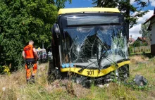 Autobus MZK przebił płot i wjechał na posesję w Zielonej Górze