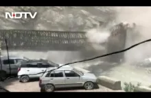 Lawina skał w Himalajach niszczy most