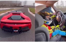 Trzyletni chłopiec za kierownicą Ferrari SF90 Stradale. Niesamowity talent