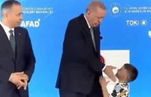 Erdogan spoliczkował chłopca. Dziecko nie chciało pocałować jego dłoni