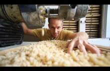 Człowiek, który robi makaron z pradawnych zbóż