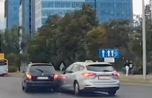 Taksówkarz od stłuczek przyłapany. Widać, jak pomógł, by do zderzenia doszło