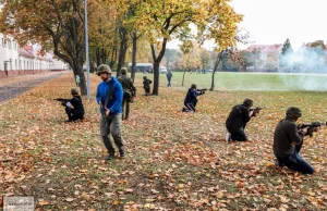 "Trenuj jak żołnierz" płatne, ale zakończone przysięgą i aktywną rezerwą.