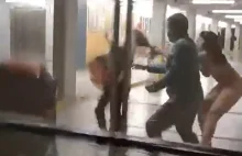 Wściekła goła baba atakuje ludzi na lotnisku