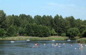 Zniknęły pod taflą wody. Mężczyzna rzucił się na ratunek.