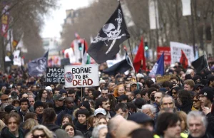 Francja podnosi wiek emerytalny specjalną procedurą. Protesty w Paryżu - Polsat