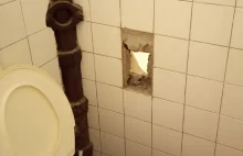 Niemieccy studenci w Augsburgu domagają się instalcji "Glory holes" na korytarzu