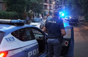 Migranci wjeżdżają w samochód pary i zmuszają mężczyznę do oglądania, jak gwałcą