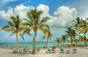 Bahamy. Departament USA ostrzega turystów przed podróżą