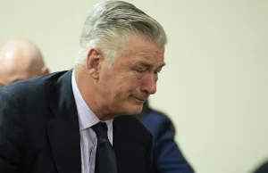 Sąd zdecydował, Alec Baldwin się rozpłakał