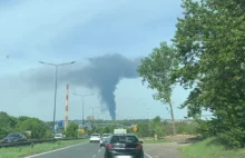 Potężny pożar składowiska w Siemianowicach Śląskich, płoną beczki z chemikaliami