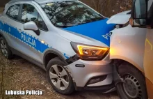 Pijany 19-latek z nieletnimi pasażerkami rozbił policyjny radiowóz... | VIDEO