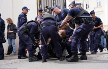 Policja na Kampusie Głównym UW zatrzymała protestujących studentów