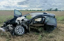 Auto wjechało pod pociąg. Dwoje nastolatków rannych [FOTO