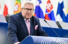 R. Czarnecki z zarzutami. Jego komentarz? Wprost kpi z paragrafów