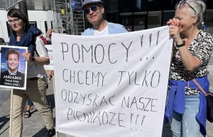 Protest przed Mennica Legacy Tower. Obligatariusze złożyli w mBanku petycję