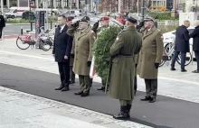 Szef MON M. Błaszczak, Dowódcy Sił Zbrojnych RP przed pomnikiem Witosa