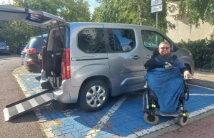 Niepełnosprawny prawnik co jeździł trumną na kółkach potrzebuje pomocy.