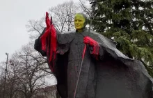 Łódź. Pomnik Jana Pawła II oblany farbą. Policja szuka sprawców - Polsat News