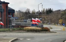 Miasto nie powinno pozwalać na wywieszanie flag z godłem w publicznych