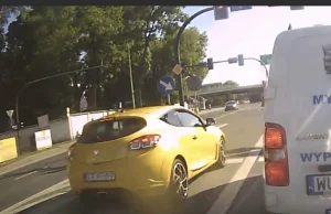 Kierowca rozbitego Megane 3 lata temu leciał bok i prawie wjechał w rowerzystę