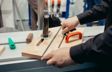 Rynek desperacko szuka fachowców. 13 tys. zł dla stolarza to dopiero początek