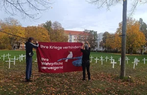 Młodzi Niemcy protestują przeciwko poborowi na cmentarzu żołnierskim