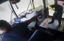 Strzelanina w autobusie. Kierowca też miał broń