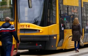 Warszawa: Tramwaj przytrzasnął mężczyźnie rękę i ruszył